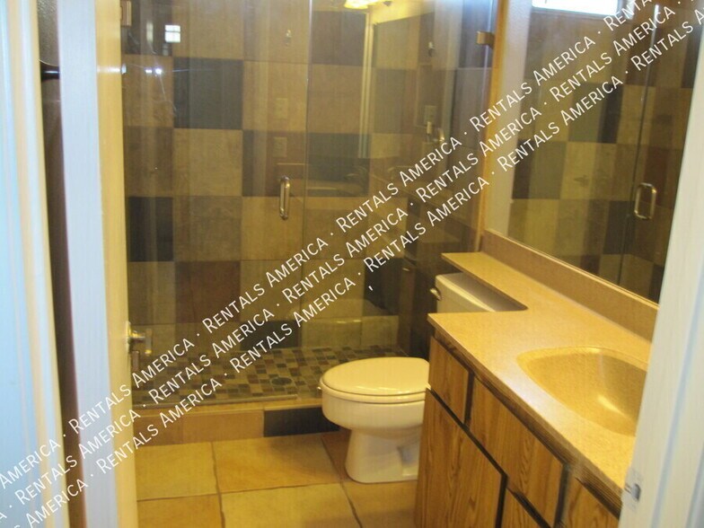 Building Photo - 1028 E Paradise Ln