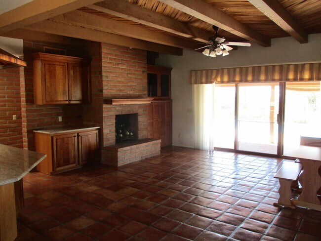 Building Photo - 4 bedroom 2.5 Bath