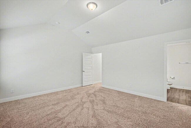 Building Photo - Like New 3 Bed, 2.5 Bath End Unit Townhome in Richmond Hill