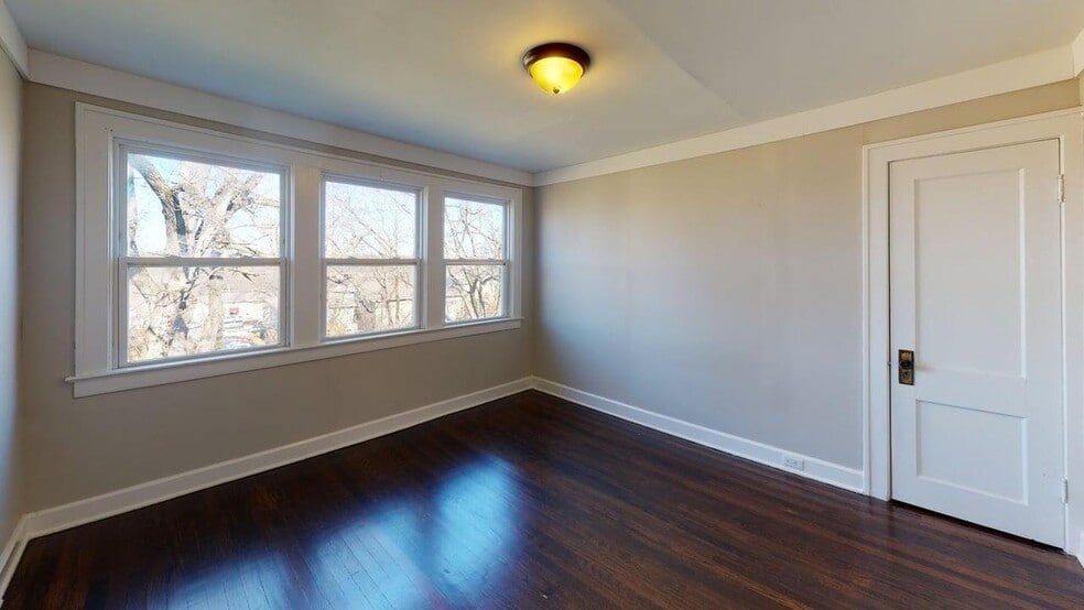 Building Photo - 710 E 86 Terrace