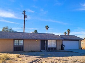 Building Photo - You will love this 2 bedroom 1.5 bath in 29 Palms  Close to Marine Base