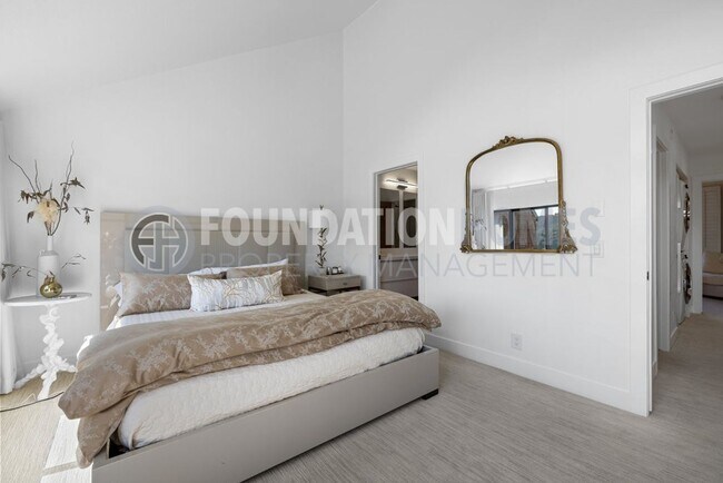 Building Photo - Modern View Condo Steps from Trails & Gold...