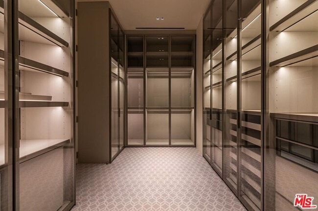 Building Photo - 455 N Palm Dr