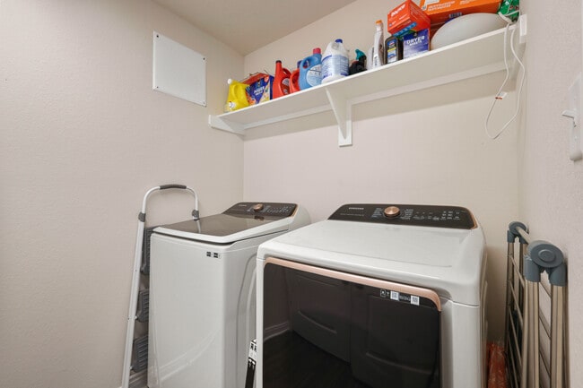 Building Photo - 1320 Kingsgate Dr