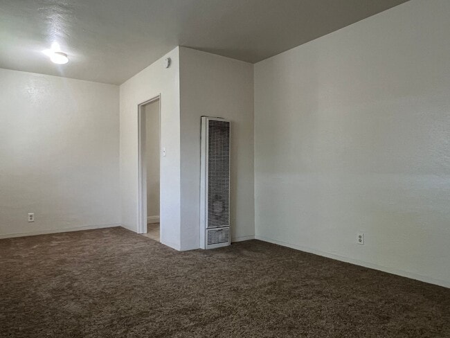 Building Photo - ONE BEDROOM APT W/ GARAGE!
