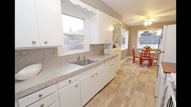 Kitchen - 1024 E Hoffman Ave