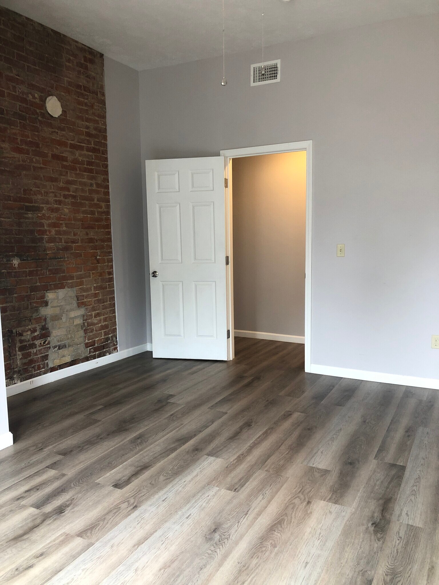 Building Photo - 437 W 6th St