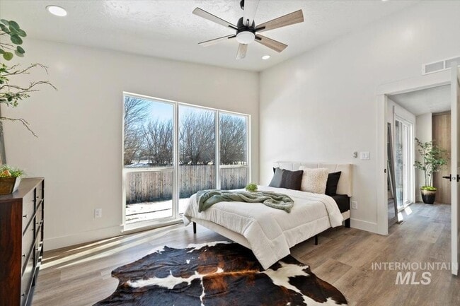 Building Photo - 384 London St