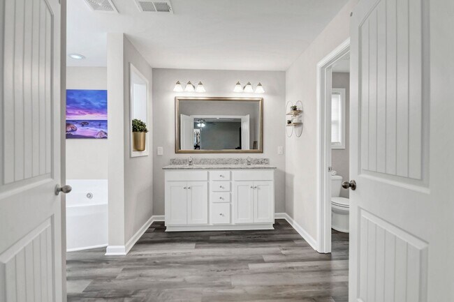 Building Photo - Spacious 5-Bedroom, 3-Bath Home with Modern Features in Elgin!