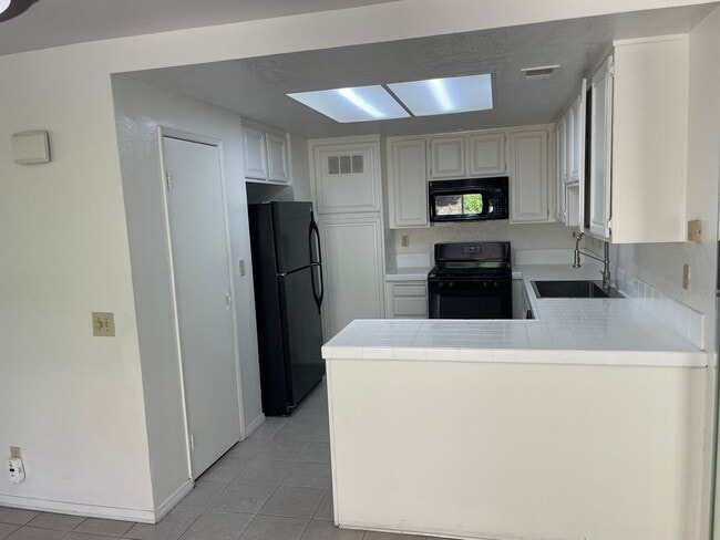 Building Photo - Great Location in Lake Forest
