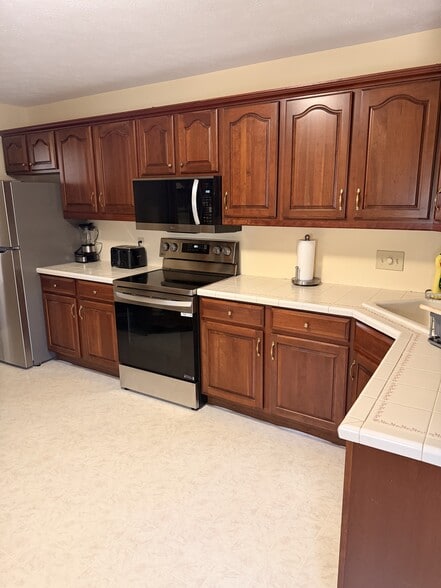 Building Photo - 61 Pine Grove Dr