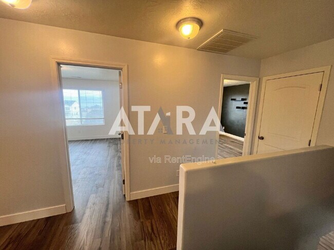 Building Photo - 258 Kestrel Dr