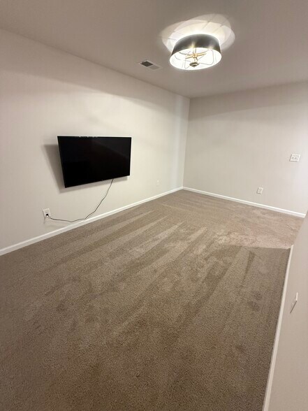 Building Photo - 374 Highline Trl