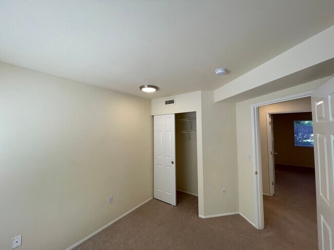 Building Photo - Sammamish - 3 BR, 2 BTH ground floor condo...