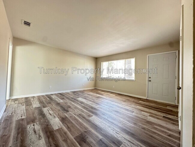 Building Photo - 5913 Lyndell Dr