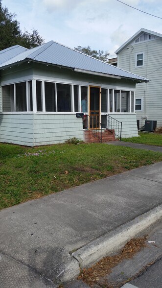 front house view - 1434 NW 3rd Ave