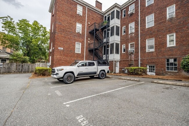 Building Photo - Historic Apartment near downtown with a vi...