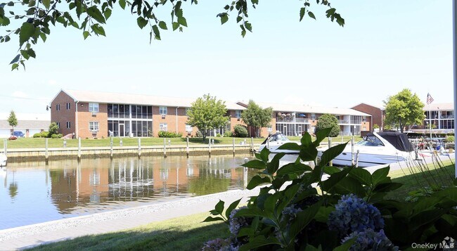 Building Photo - 13 Captains Dr