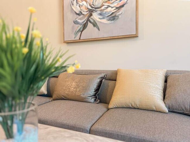 Building Photo - Modern Retreat with Spacious Yard & Cozy Interiors