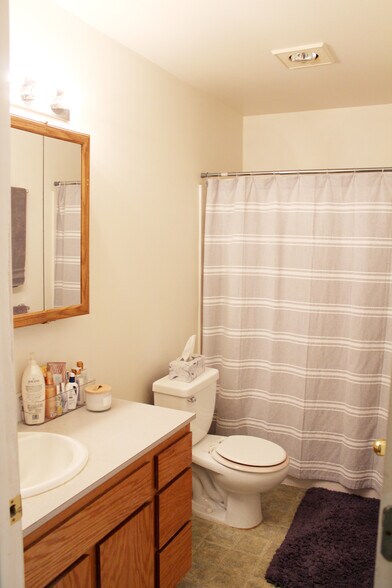 Building Photo - 1020 NE Alfred Ln