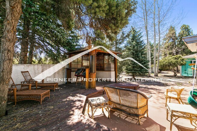Building Photo - Spacious Home with Fenced Yard and Washer/Dryer