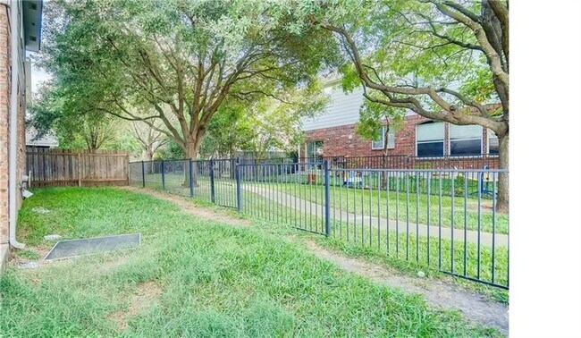 Building Photo - 1821 Briarton Ln N