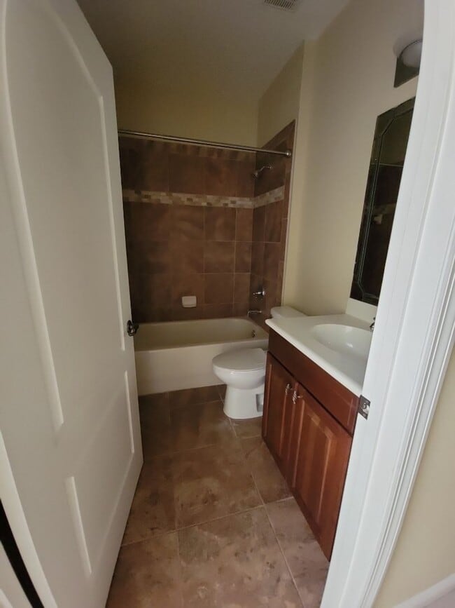 Building Photo - 3 Bedroom / 3 Bathroom - Tidelands
