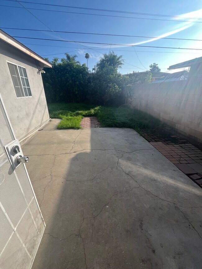 Building Photo - 5850 Cedarglen Dr