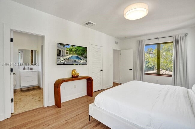 Building Photo - 5735 N Bay Rd