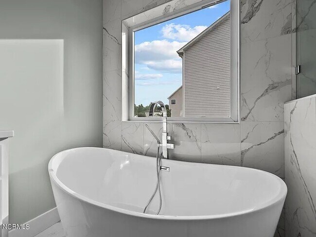 Building Photo - Beautiful New 4 Bedroom, 3 full bath plus ...