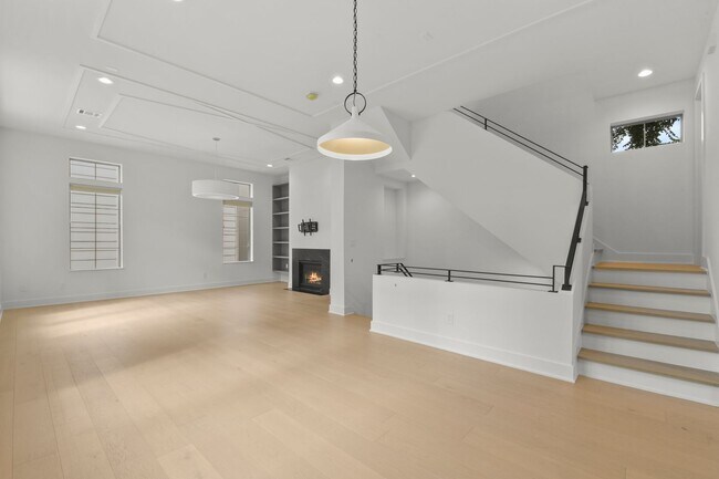 Building Photo - Exclusive Montrose Residence W/ High-End D...