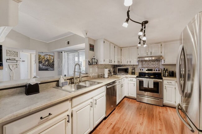 Building Photo - 12304 W Cross Dr