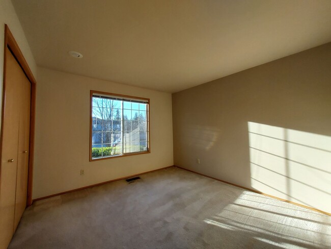 Building Photo - Federal Way Rambler featuring vaulted ceil...
