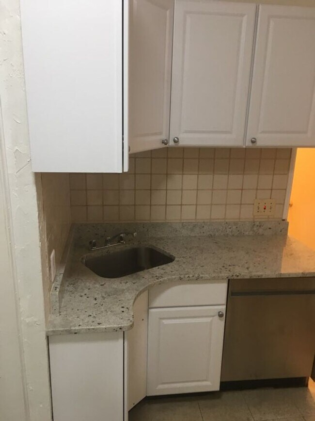 Building Photo - Great Sunny 3 Bed w/ Yard!