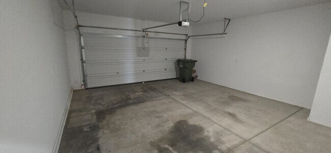 Building Photo - 1527 E Lardner Dr