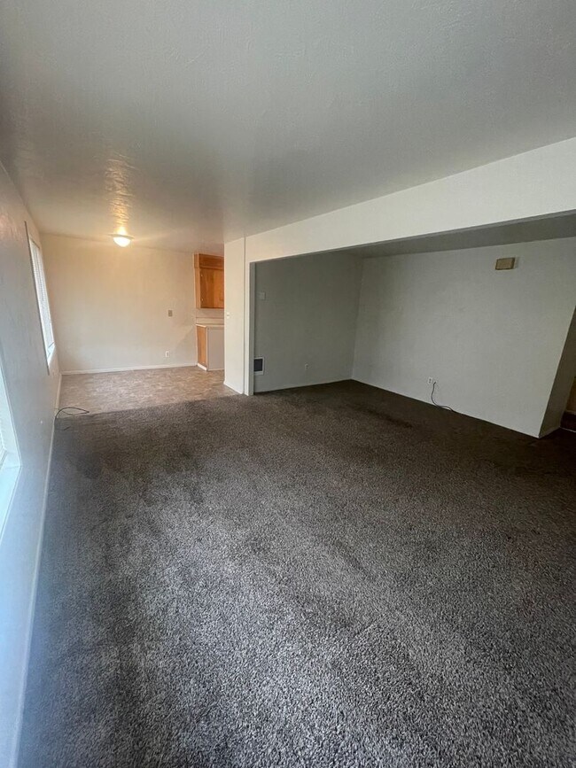 Building Photo - Large Two Bedroom Conveniently located Amenities!