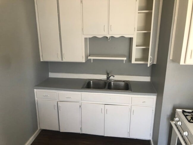 Building Photo - 1/2 off First Month Rent NICE 2 BEDROOM 1 ...