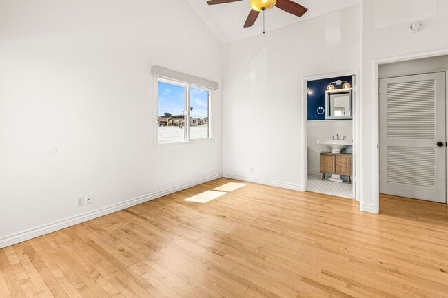 Building Photo - Spacious 3 Bed / 3 Bath Ocean Beach Townhome with Private Patio & Garage - Available NOW