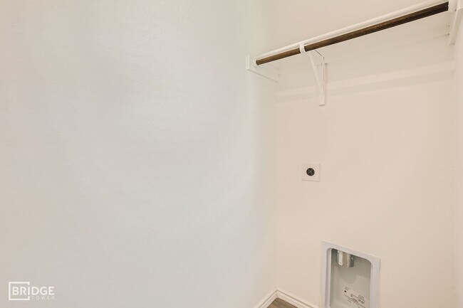 Building Photo - 2408 Lake Hls