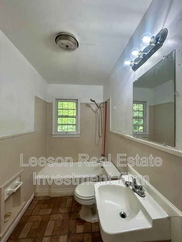 Building Photo - 307 W 71st St