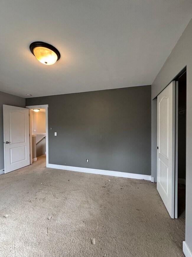 Building Photo - HUGE PET FRIENDLY Rental