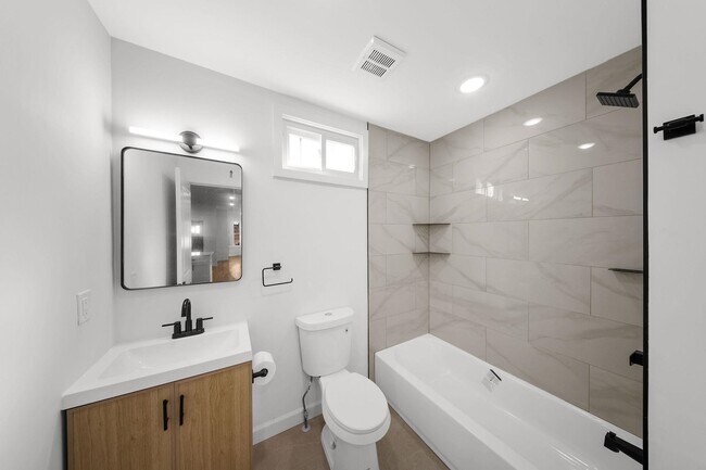 Building Photo - 319 William St