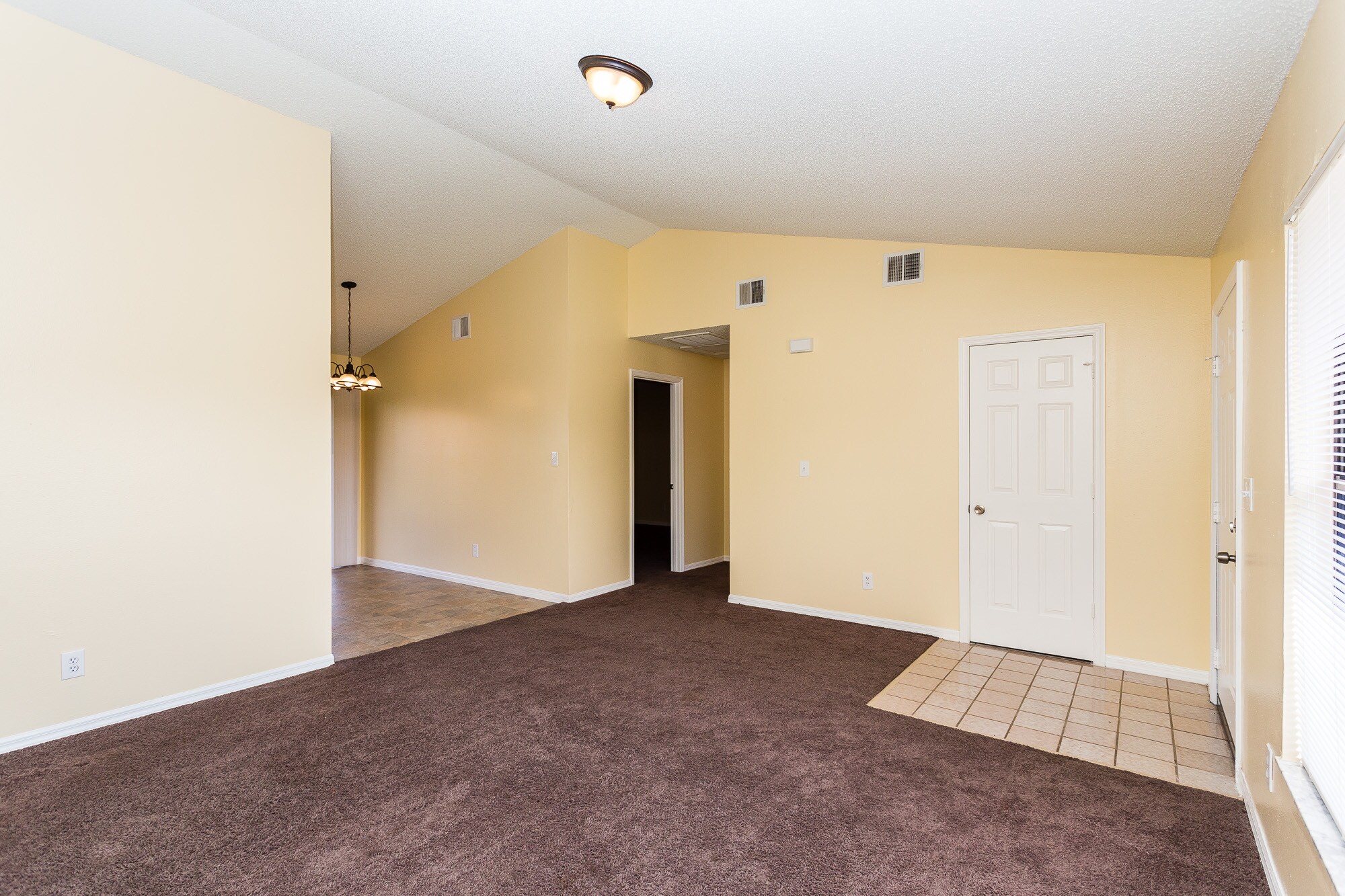 Building Photo - 605 Royalty Ct