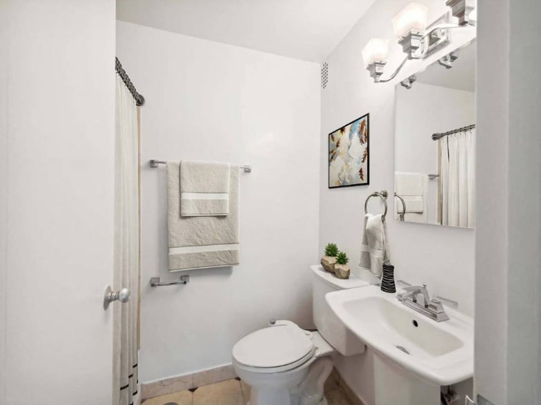 Building Photo - 2913 N Sheridan Rd