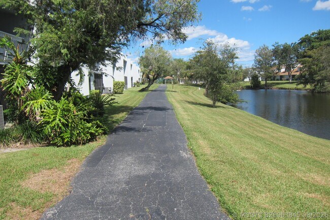 Building Photo - 1517 Woodbridge Lakes Cir