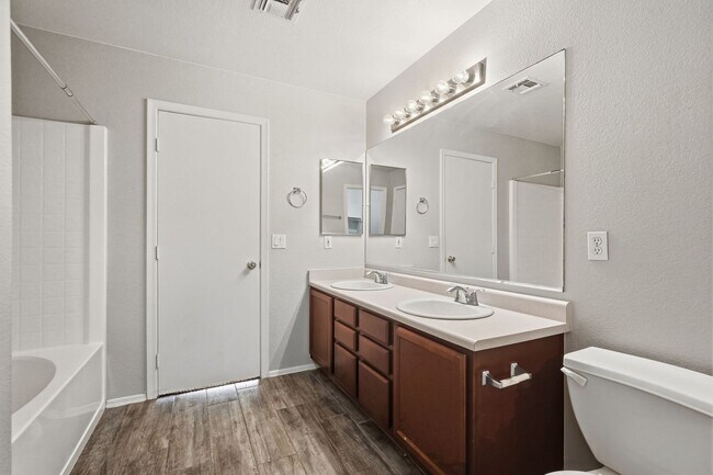 Building Photo - HUGE 6 Bedroom Home - Westgate and Freeways Nearby!