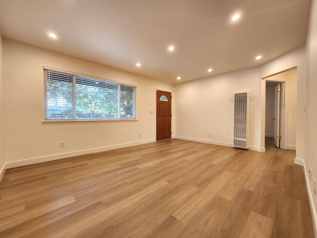 Building Photo - Beautiful Remodeled Duplex in Palo Alto Av...