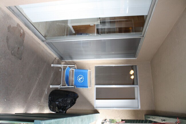 Building Photo - 2 Bedroom Condo for Rent