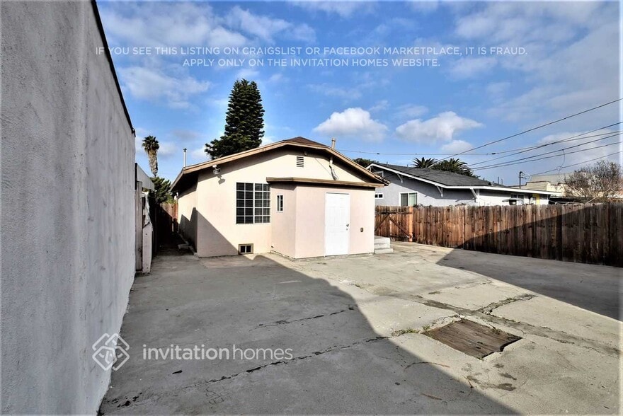 Building Photo - 2640 E 110th St