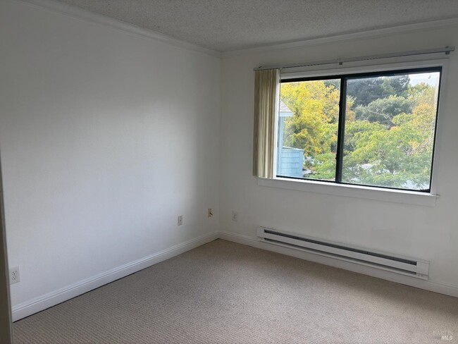 Building Photo - 221 College View Dr